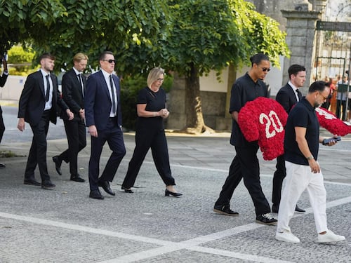 L'ultimo saluto a Diogo Jota e al fratello: ci sono tutti, manca solo CR7