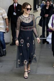 Da Game of Thrones alla Bbc: Emilia Clarke "pizzicata" negli studi tv 11