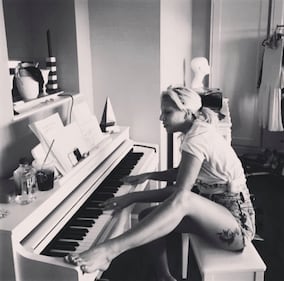 Lady Gaga senza trucco e in reggiseno su Instagram 15