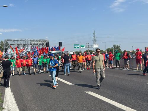 10 mila metalmeccanici bloccano la tangenziale: "Saranno denunciati per il Dl Sicurezza"