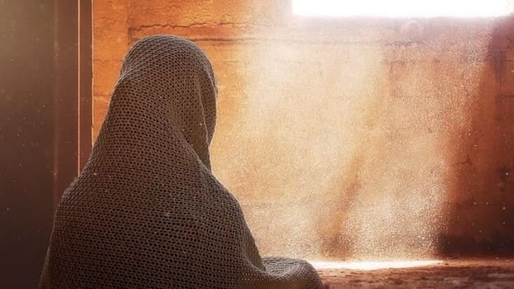 Quel ballo davanti alla moschea che fa scattare la chiusura