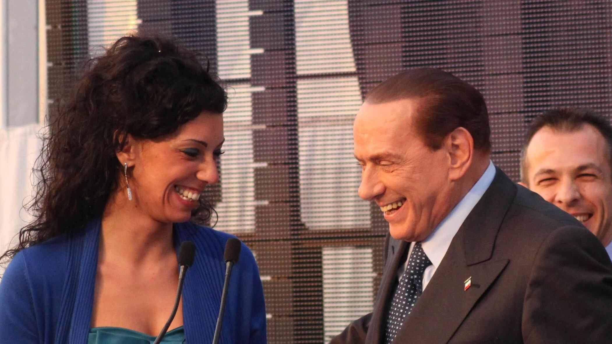 La verità sulla gag col Cav: "Angela si è vantata con tutti"