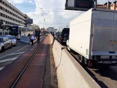 Traffico bloccato sul ponte e tanta paura: bus in fiamme a Venezia 6