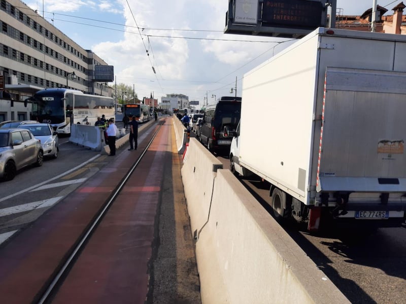 Traffico bloccato sul ponte e tanta paura: bus in fiamme a Venezia 6
