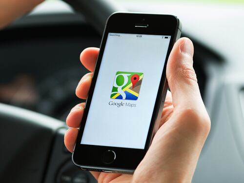 Mette il navigatore ma Google Maps lo porta sul greto di un fiume, salvato dalla polizia