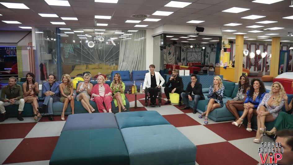 La casa del Gf Vip si fa bollente: "L'ho visto nella stanza..."