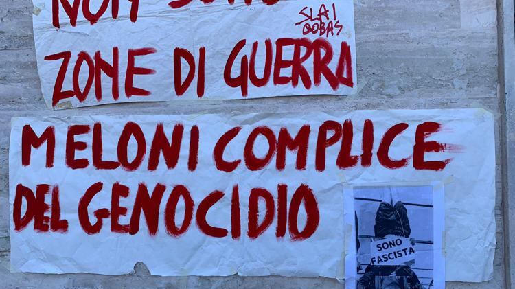 Meloni "fascista" e messa a testa in giù: gli insulti dei "No G7" alla premier