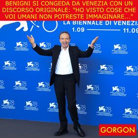 Ecco la satira del giorno. L'originale saluto di Benigni 1