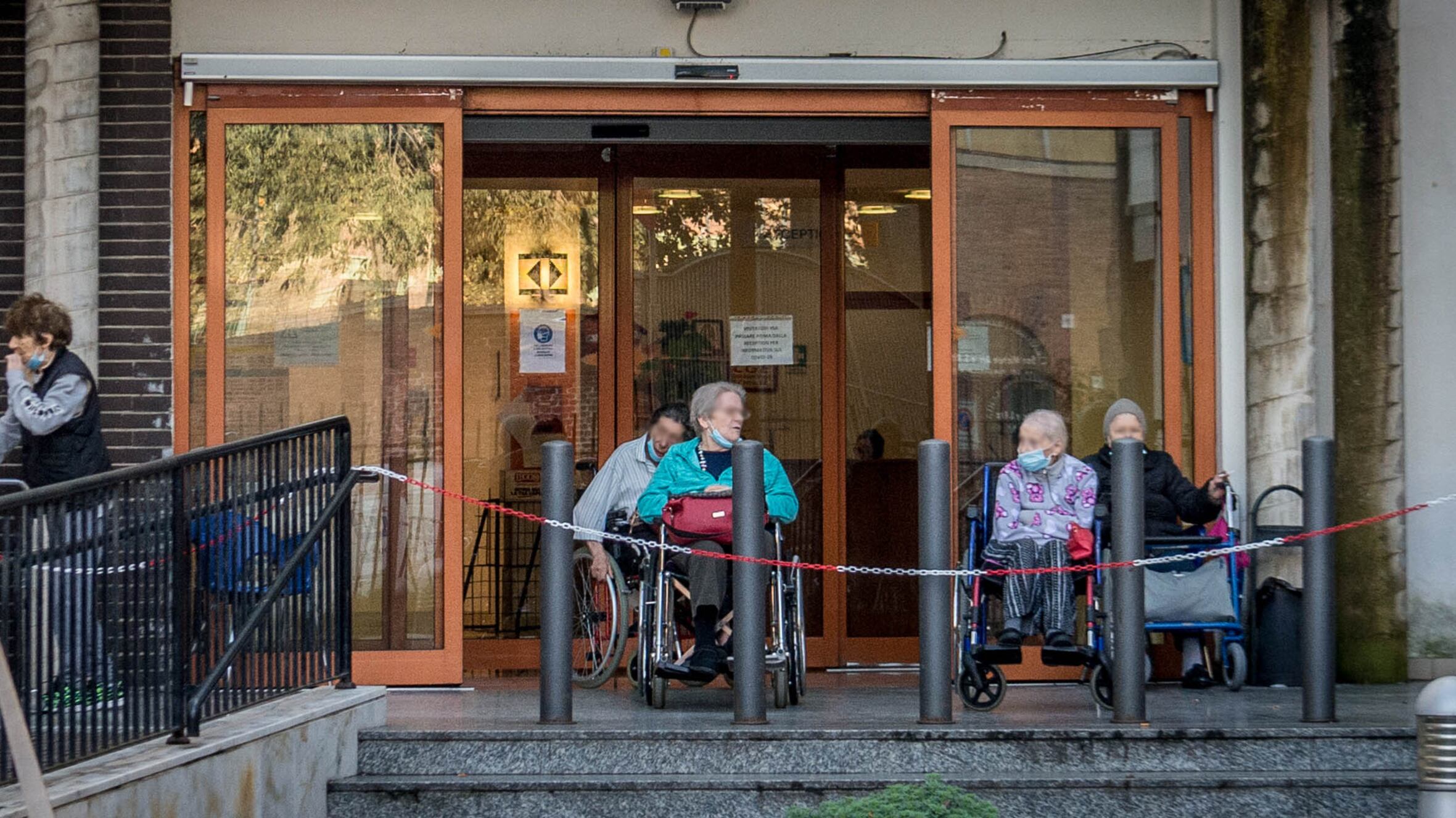 Un'infermiera per 53 anziani "Noi abbandonati nella Rsa"