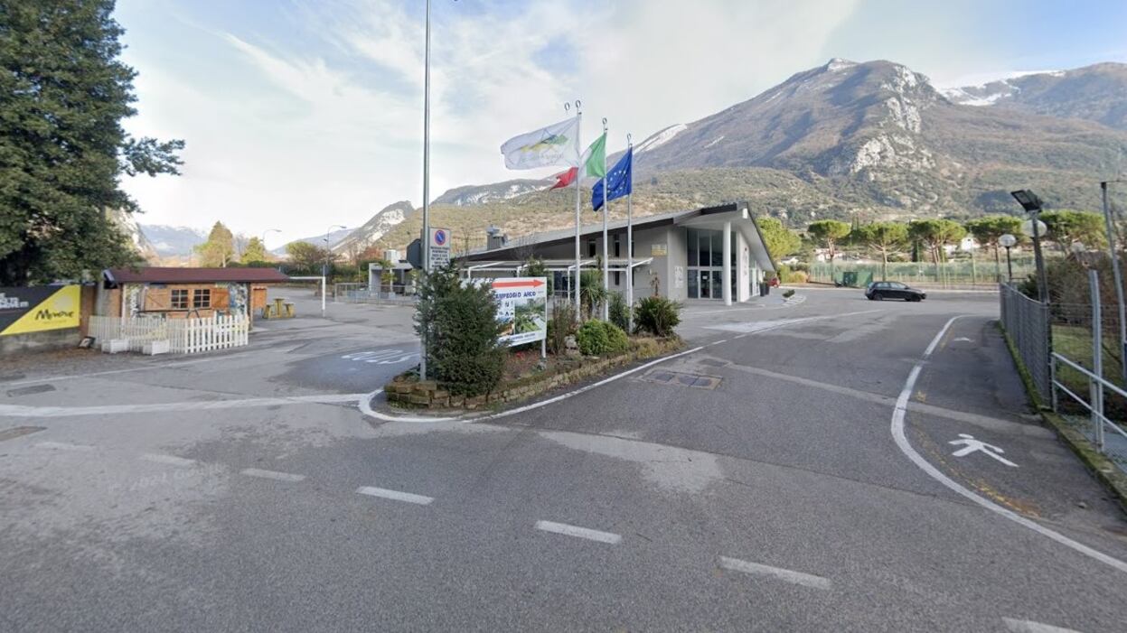 Scavalca il cancello dell'acquapark e resta infilzato: paura per un 17enne