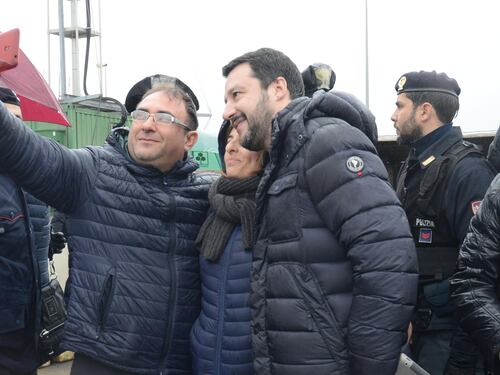 Immigrazione, Salvini a Mineo: "Il vero razzista è chi fa soldi con l'accoglienza dei profughi"