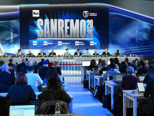 Sanremo 2026, al via la serata cover: scaletta, programma e ospiti