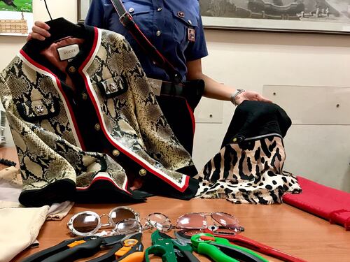 Vigili travestiti da turisti per multare chi compra merce contraffatta
