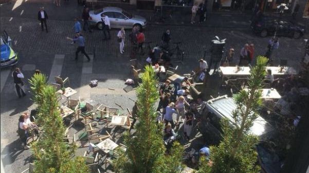 Morte ai tavolini del bar. Il furgone contro la folla nel primo giorno di sole