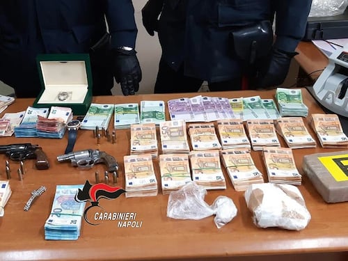 Napoli, nascondevano armi, droga e gioielli in un vano segreto