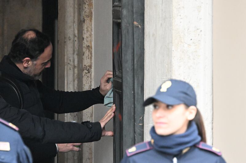 Raid vandalico contro Palazzo Chigi: la scritta rossa sul portone 1