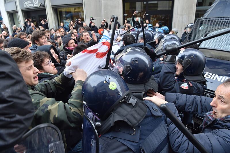 Scontri tra studenti e forze dell'ordine alla Statale di Milano 17