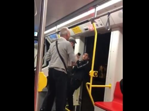 "Hai la musica troppo alta". E due uomini aggrediscono un 21enne di colore sulla metropolitana