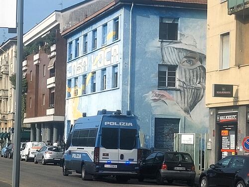 I Verdi difendono gli occupanti di Milano. Ira del sindacato di polizia