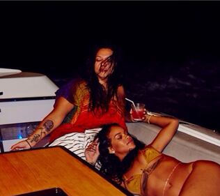 Rihanna, che topless al mare in Brasile 9