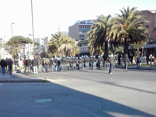Napoli, scontri tra polizia e black bloc