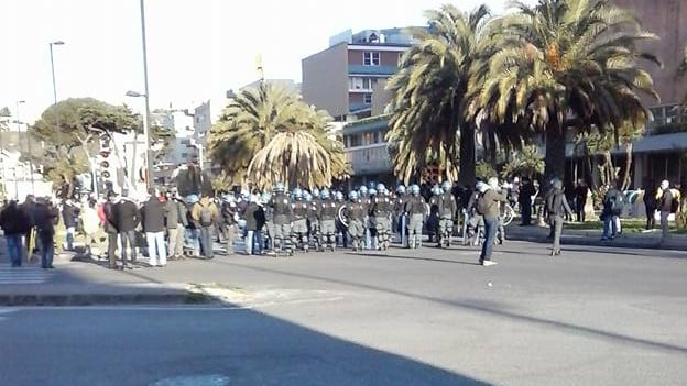 Napoli, scontri tra polizia e black bloc