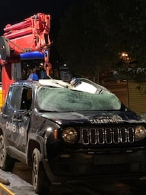 Sardegna, l'auto dei carabinieri distrutta dalla ruspa 2