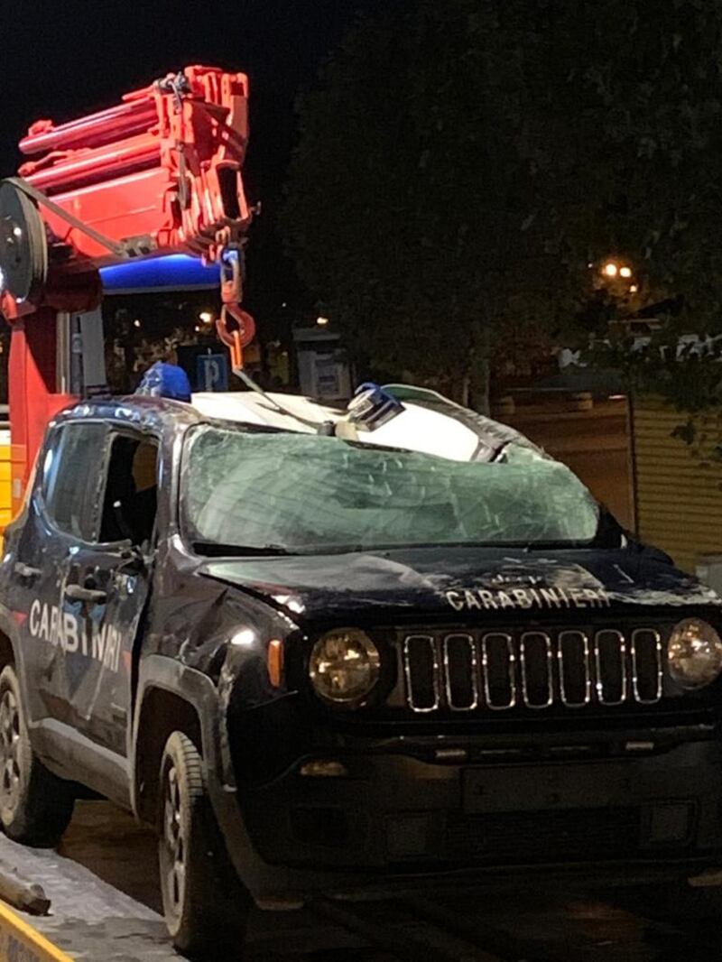 Sardegna, l'auto dei carabinieri distrutta dalla ruspa 2