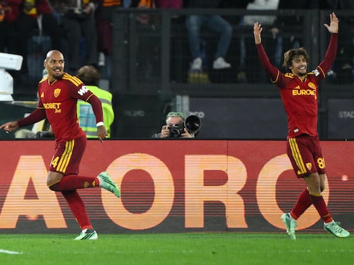 Mora e Malen fanno felice la Roma: i giallorossi vincono 4-2 contro il Cagliari, si decide tutto nel finale