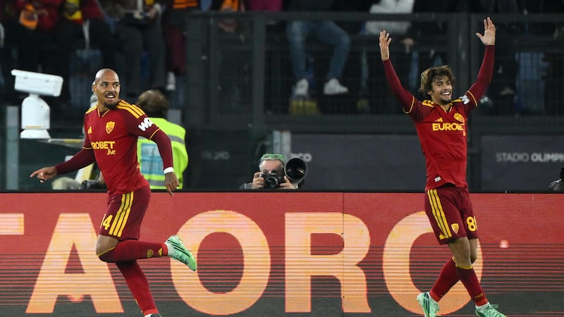 Mora e Malen fanno felice la Roma: i giallorossi vincono 4-2 contro il Cagliari, si decide tutto nel finale