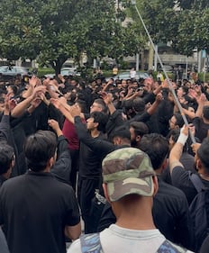 Quelle donne dietro a un telo nero al corteo dei musulmani sciiti: ecco cosa è successo  1