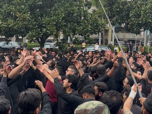 Le donne nel recinto per il corteo per l'Ashura a Milano