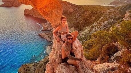 "Un ragazzo è morto...": polemica per la foto di Fedez e Ferragni