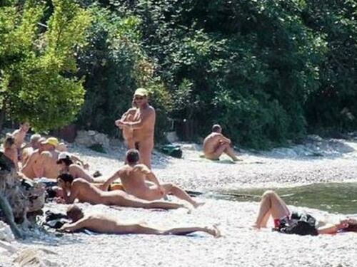 Passeggia nudo per strada, condannato a un anno