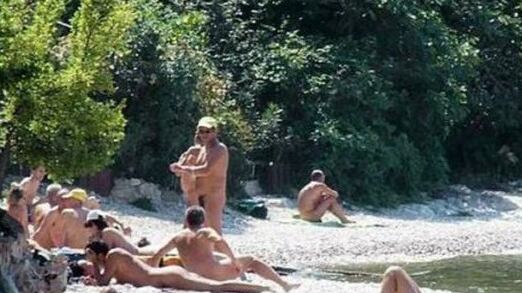 Passeggia nudo per strada, condannato a un anno