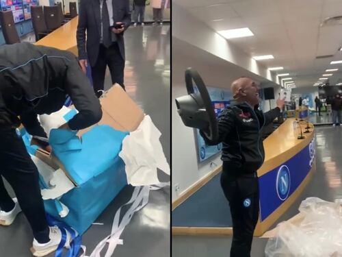 Il saluto dei tifosi del Napoli a Spalletti: in regalo il volante della Panda rubata