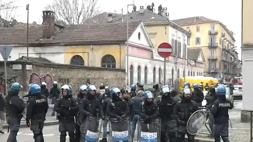 Torino, sgomberato l’asilo di via Alessandria: 6 anarchici arrestati