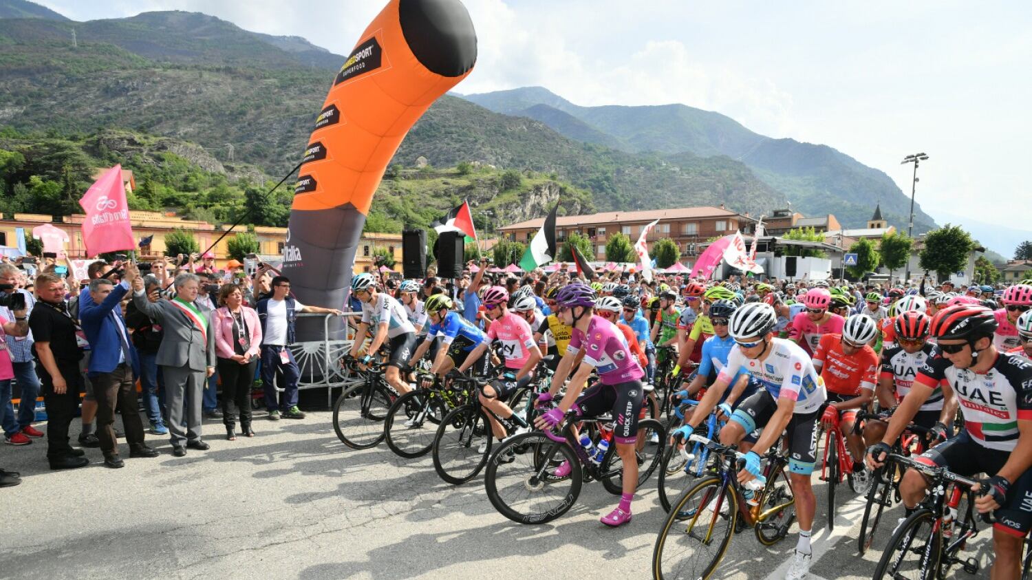 Da Chaves a Pinot, da Aru a Yates: è stato pure il Giro delle «cotte»