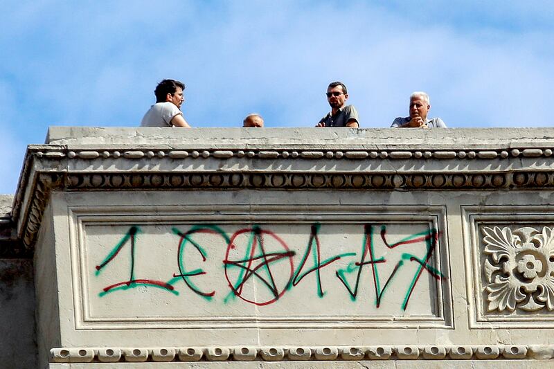 Lo sfregio dei vandali alla Galleria Vittorio Emanuele II 10
