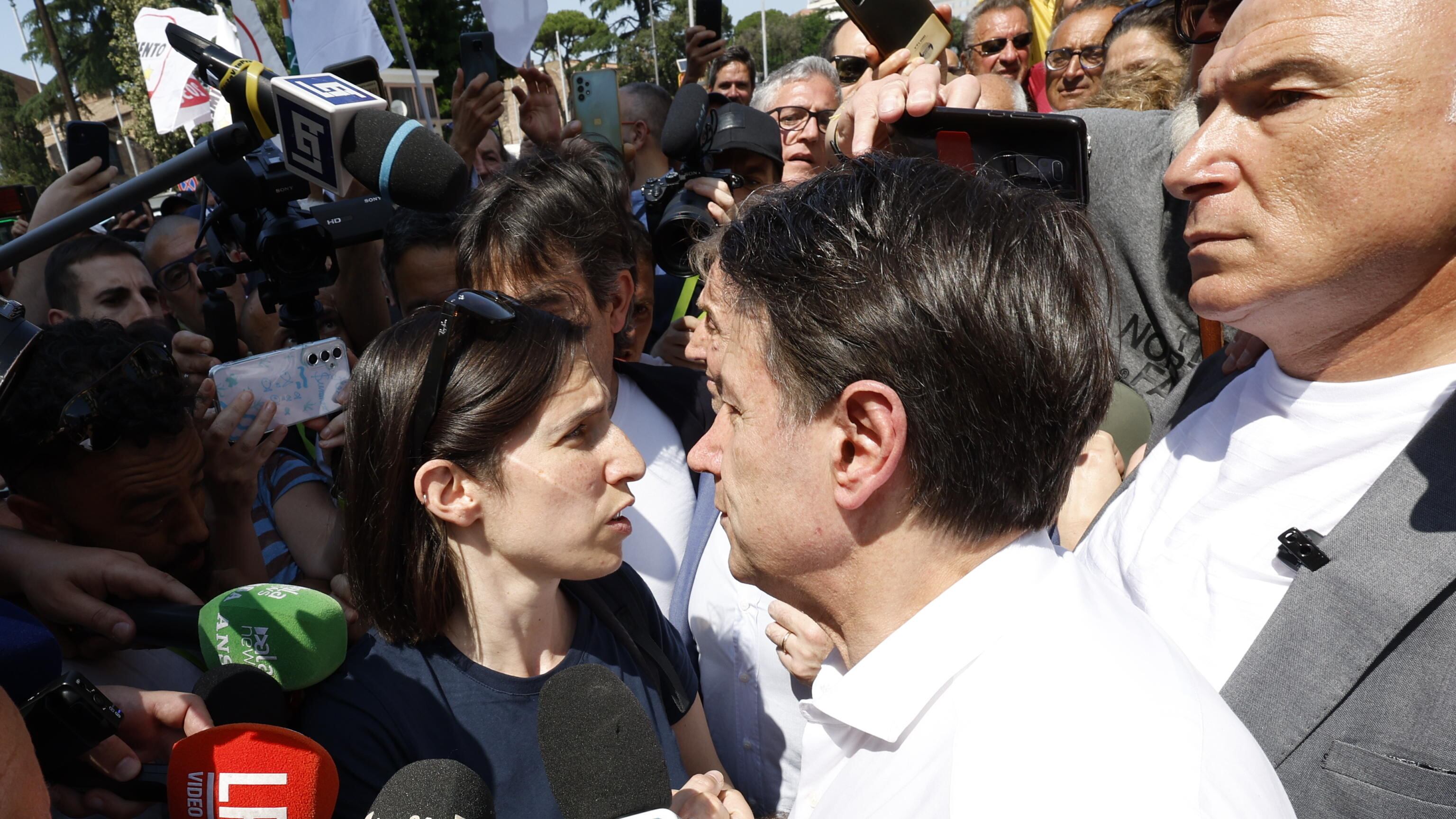 La Schlein va in piazza con Conte e annuncia: "Da lunedì..."