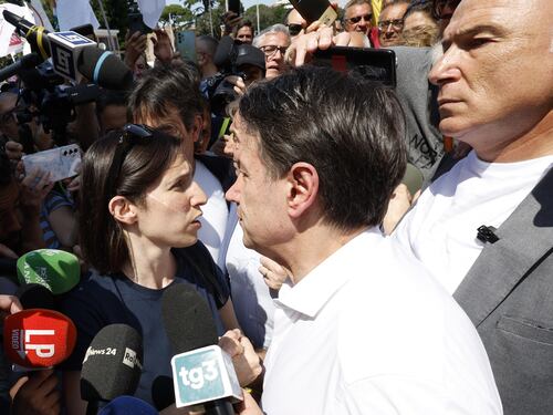 La Schlein va in piazza con Conte e annuncia: "Da lunedì..."