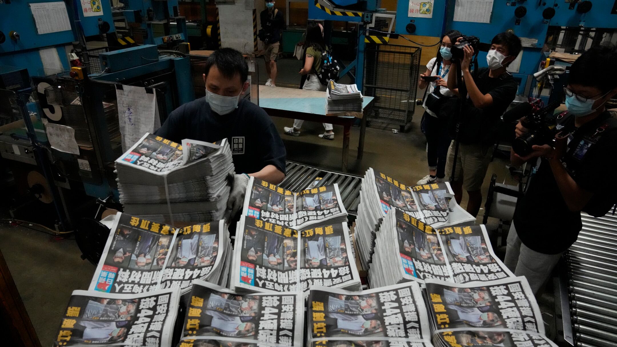 Hong Kong, in coda per comprare l'Apple Daily. E sugli arresti è scontro Washington-Pechino