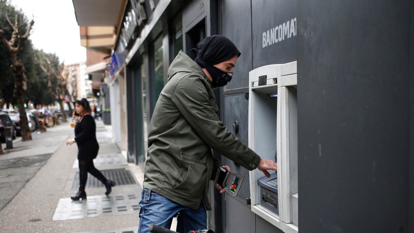 La banca che chiude i bancomat: cosa cambia sui contanti