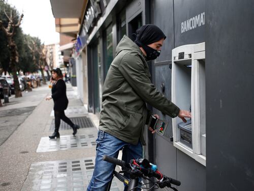 La banca che chiude i bancomat: cosa cambia sui contanti
