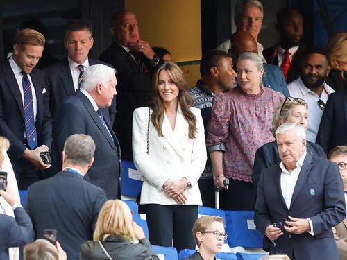 Kate Middleton alla partita di rugby: la foto coi giocatori (a petto nudo) è virale