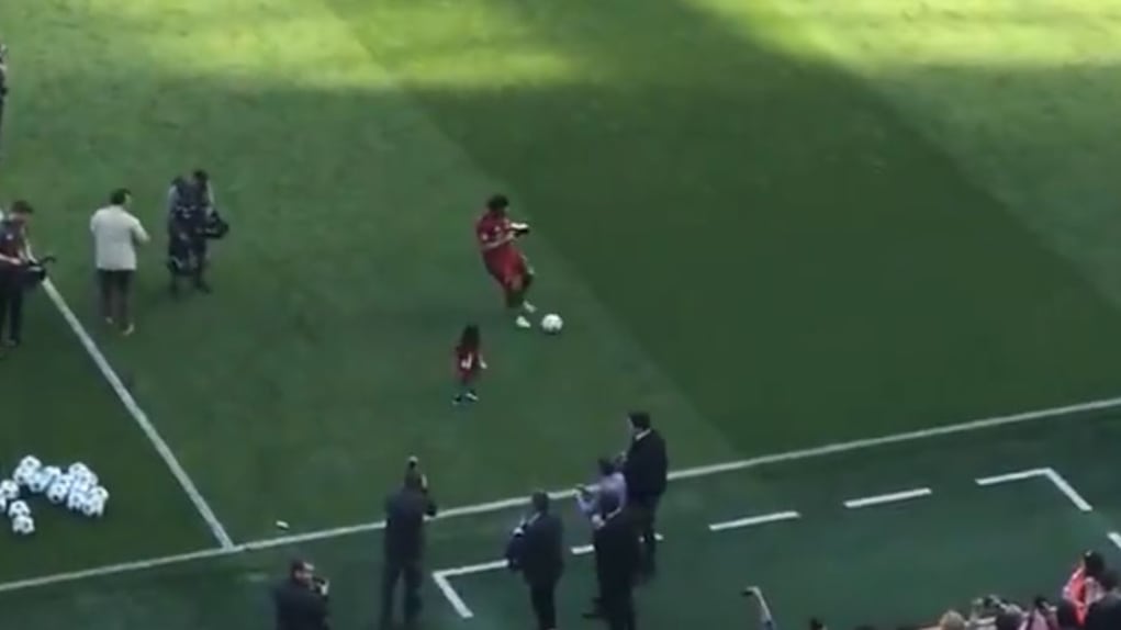 La figlia di Salah ad Anfield: applausi per lei, fischiato il padre