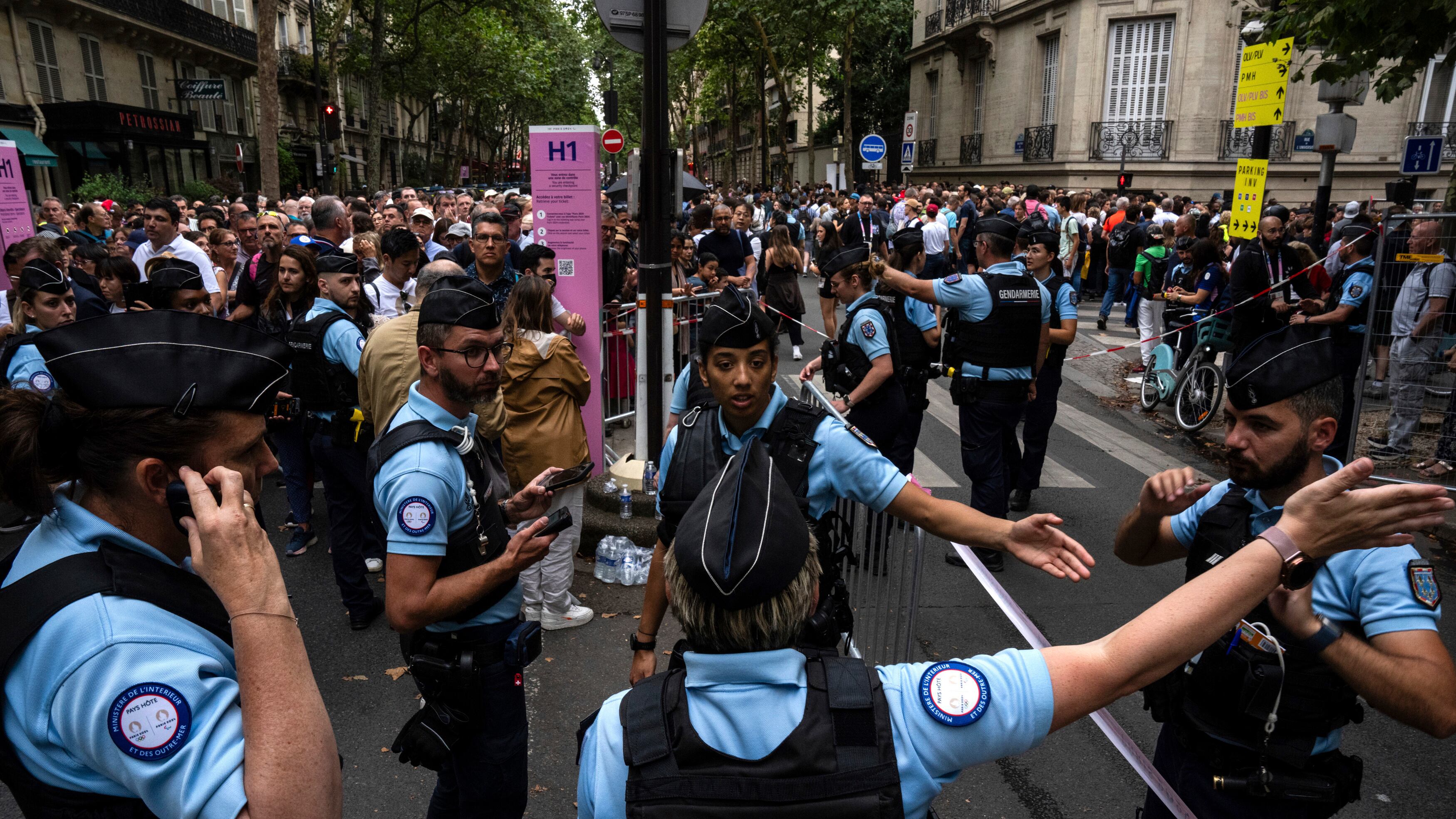 Francia, sabotate le reti della fibra ottica. Arrestato attivista di estrema sinistra per gli attacchi ai Tgv