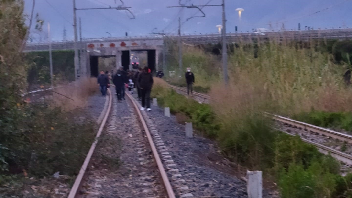 Va in tilt convoglio della Circumvesuviana: pendolari a piedi sui binari