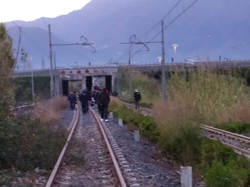 Va in tilt convoglio della Circumvesuviana: pendolari a piedi sui binari
