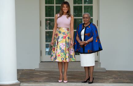 Melania Trump nell'orto con i tacchi: foto 2